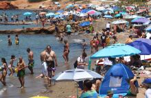 Πλήθος κόσμου στις παραλίες της Αττικής την ημέρα των Ευρωεκλογών 2024 
