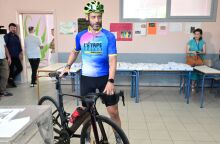 Ευρωεκλογές 2024: Ψηφοφόρος πήγε σε εκλογικό τμήμα της Αθήνας με ποδήλατο και αθλητικό εξοπλισμό - Άσκησε το εκλογικό του δικαίωμα πριν την προπόνηση. 