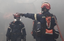 Πυροσβέστες επιχειρούν σε πυρκαγιά