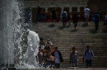 Συντριβάνι στο Σύνταγμα και πίσω πολίτες που περπατούν υπό ζέστη