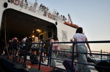 Πολίτες επιβιβάζονται σε πλοίο για τις καλοκαιρινές τους διακοπές