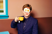 Φωτογραφίες που αγάπησε ο Elton John: ένα εύθραυστο σύμπαν στο Victoria and Albert Museum 