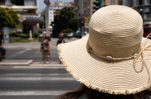 Καύσωνας: Τι να αποφεύγουμε για να προστατευτούμε από τη ζέστη