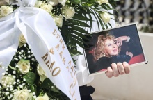 Στιγμιότυπο από την κηδεία της Δέσποινας Στυλιανοπούλου στο Α' Νεκροταφείο Αθηνών