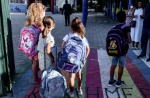 Μαθητές με τις τσάντες τους στην πλάτη στο προαύλιο του σχολείου