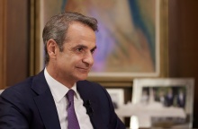 Ο πρωθυπουργός Κυριάκος Μητσοτάκης στο γραφείο του στο Μέγαρο Μαξίμου