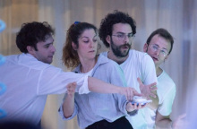 Όλοι κοιτούν το σαπούνι. Από αριστερά: Αναστάσης Γεωργούλας, Αρετή Πολυμενίδη, Δημήτρης Λώλης, Κωνσταντίνος Μαυρόπουλος. © Γιώργος Μάνος