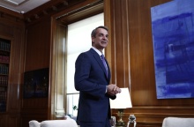 Ο Κυριάκος Μητσοτάκης στο Μέγαρο Μαξίμου εν αναμονή καλεσμένου