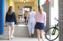 Νέοι προσέρχονται στις κάλπες για να ψηφίσουν στις Ευρωεκλογές 2024