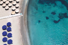 Ακριβή μου ξαπλώστρα: Ο τιμοκατάλογος στις 8 πιο γνωστές οργανωμένες παραλίες της Αττικής