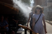 Δροσιά από μηχάνημα χώρου εστίασης στην καρδιά της Αθήνας υπό συνθήκες καύσωνα