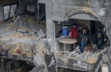 Λεηλατήθηκε μεγάλο κομβόι με φορτηγά που μετέφεραν τρόφιμα στη Γάζα 