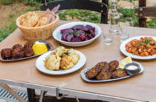 Αυλή: Για νόστιμους μεζέδες και παρεΐστικη διάθεση