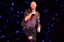 Colplay: Γιατί κάποιοι γκρινιάζουν για τα βραχιολάκια του συγκροτήματος;