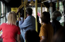 Επιβάτες σε λεωφορείο