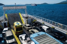 Αυτοκίνητο βούτηξε στη θάλασσα ενώ έβγαινε από το ferry boat