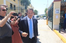 Ο Απόστολος Λύτρας έξω από τα δικαστήρια όπου ομολόγησε τον ξυλοδαρμό της συζύγου του