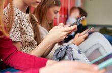 Έρευνα: Οι πολίτες, ιδίως οι νέοι, αναζητούν ειδήσεις περισσότερο μέσω διαδικτυακών βίντεο και ινφλουένσερ παρά μέσω των παραδοσιακών ΜΜΕ.