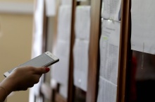 Αναρτημένες βαθμολογίες των Πανελληνίων 2024 και μαθητής που με κινητό υπολογίζει τα μόρια 