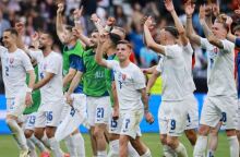 Οι παίκτες της Σλοβακίας πανηγυρίζουν την σπουδαία νίκη επί του Βελγίου για το Euro 2024