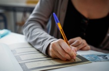 Υποψήφια γράφει τα στοιχεία της στο τετρεάδιο απαντήσεων για τις Πανελλήνιες 2024