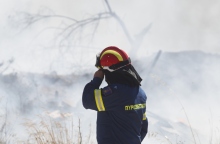 Φωτιά - Πυροσβέστης επιχειρεί σε πυρκαγιά