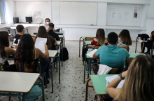 Μαθητές και μαθήτριες σε σχολείο