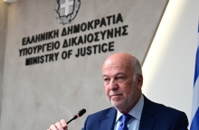 Φλωρίδης για ενδοοικογενειακή βία: Ηλεκτρονική επιτήρηση με βραχιολάκι