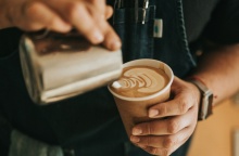 Μπαρίστα φτιάχνει καφέ σε συσκευασία take away