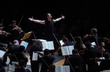 O Θεόδωρος Κουρεντζής και η ορχήστρα Utopia