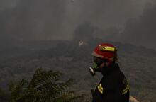 Πυροσβέστης επιχειρεί σε πυρκαγιά