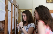 Υποψήφιοι των Πανελληνίων έξω από σχολείο για την ανακοίνωση των βαθμολογιών