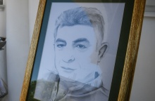 Σκίτσο του Γιώργου Καραϊβάζ σε κορνίζα στην κηδεία του