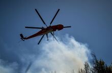 Ελικόπτερο επιχειρεί σε πυρκαγιά