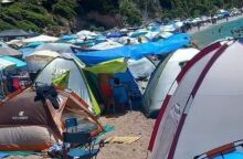 Εύβοια: «Πνίγηκε» στις σκηνές η γνωστή παραλία «γαλάζια λίμνη» - Κατασκηνωτές συνωστίστηκαν για ελεύθερο κάμπινγκ το τριήμερο του Αγίου Πνεύματος