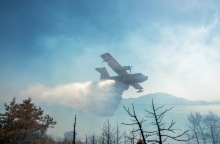 Αεροσκάφος της πυροσβεστικής κατά τη διάρκεια κατέσβεσης φωτιάς