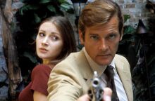 Σαν σήμερα 27 Ιουνίου 1973: Η πρώτη εμφάνιση του Ρότζερ Μουρ στον ρόλο του Τζέιμς Μποντ στην ταινία «Live and Let Die». 