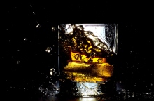 Ινδία: 63 νεκροί από την κατανάλωση νοθευμένου αλκοόλ