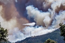 Πυροσβεστικά μέσα επιχειρούν για την κατάσβεση της φωτιάς στο Κατσιμίδι Πάρνηθας 