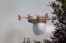 Πυροσβεστικό αεροσκάφος επιχειρεί για την κατάσβεση φωτιάς