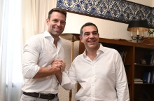 Ο Στέφανος Κασσελάκης (αριστερά) με τον Αλέξη Τσίπρα (δεξιά) δίνουν τα χέρια