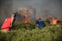 Πυροσβέστης και εθελοντής κατά τη διάρκεια κατάσβεσης πυρκαγιάς