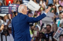 Ο πρόεδρος των ΗΠΑ, Τζο Μπάιντεν, με την πλάτη γυρισμένη στον φακό χαιρετά το πλήθος