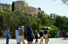 Τουρίστες εν μέσω καύσωνα στην Ακρόπολη