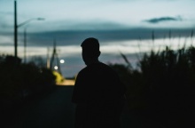 Σκιά νεαρού άνδρα