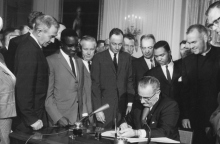 Σαν σήμερα 2 Ιουλίου ο νόμος περί Πολιτικών Δικαιωμάτων στις ΗΠΑ