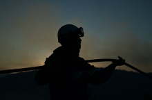 Σκιά πυροσβέστη κατά τη διάρκεια κατάσβεσης