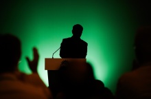 Σκιά ατόμου στο βήμα της Κεντρικής Επιτροπής του ΠΑΣΟΚ