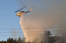 Ελικόπτερο επιχειρεί σε φωτιά