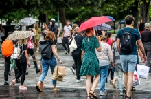 Πολίτες με ομπρέλες στο κέντρο της Αθήνας 